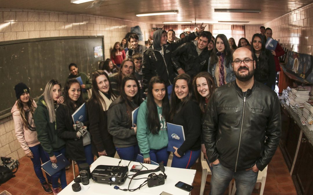 Projeto UNIUV vai à Escola promove oficina de fotografia no colégio Cepan