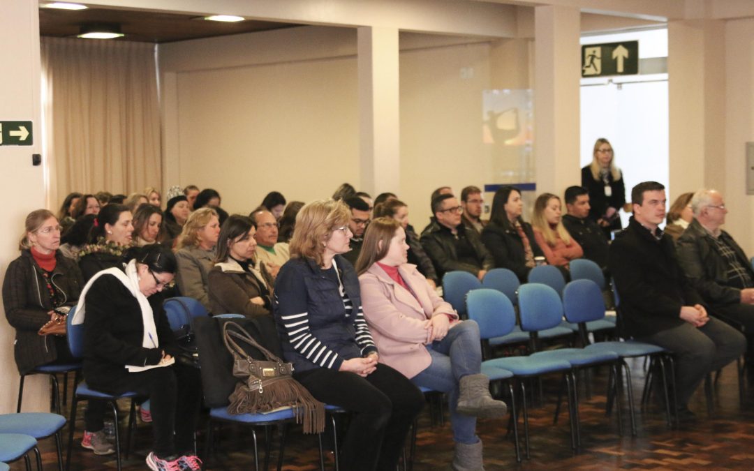 Curso de formação continuada para agentes educacionais do NRE é realizado na UNIUV