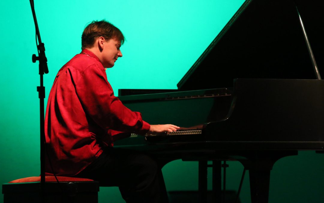 Concerto com pianista polonês Grzegorz Niemczuk é realizado pela UNIUV