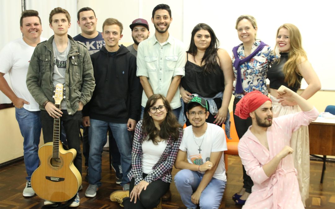 Alunos de Comunicação Social realizam noite de talentos com apresentações em inglês