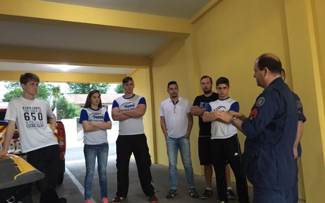 Alunos de Educação Física realizam visita técnica no Corpo de Bombeiros de Porto União