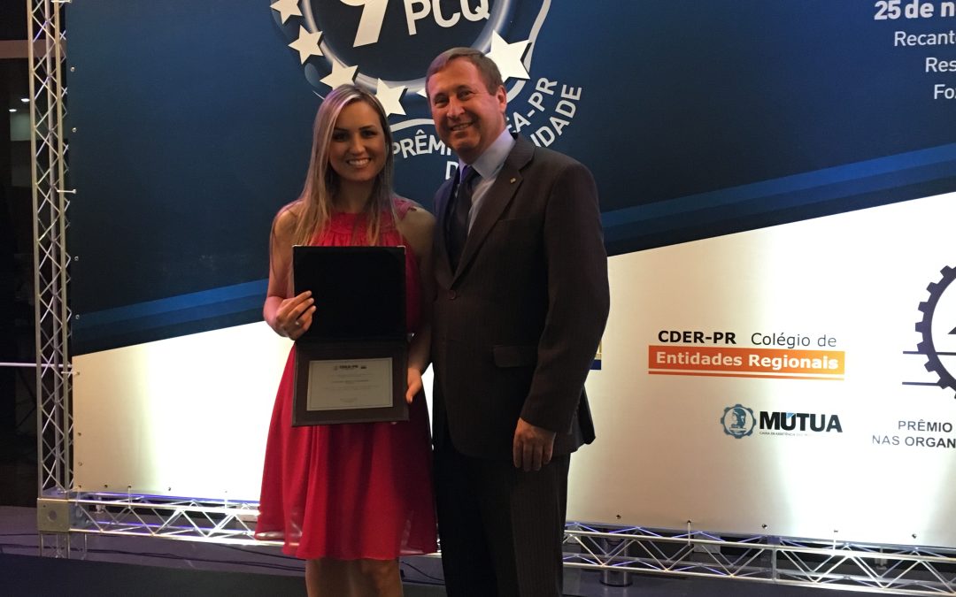 Professora da UNIUV ganha prêmio na categoria Carreira Destaque pelo CREA-PR