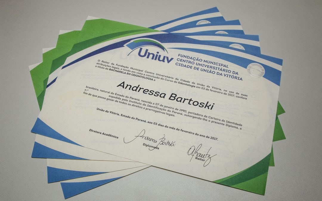 Acadêmicos formados pela UNIUV recebem diploma no ato da colação de grau