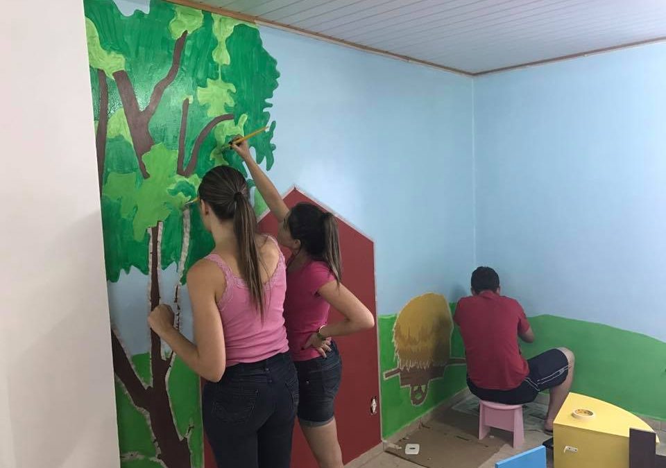 Acadêmicos de Arquitetura e Urbanismo realizam revitalização da brinquedoteca do Colégio Santos Anjos