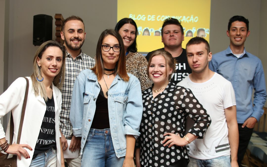 Acadêmicos de jornalismo fazem ação alertando sobre perigo das fake news