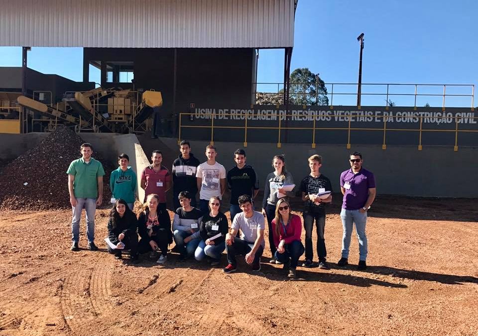Alunos de Engenharia Ambiental realizam visita técnica para visualizar procedimentos de gestão de diferentes resíduos sólidos