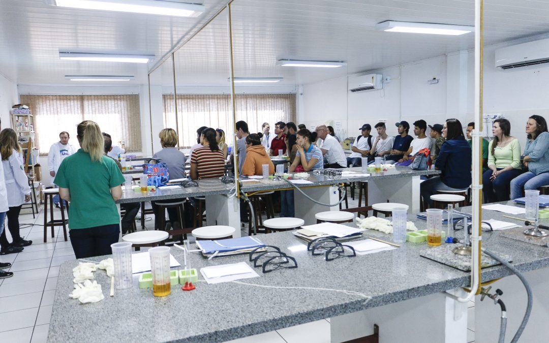 UNIUV recebe visita de alunos do Ceebja