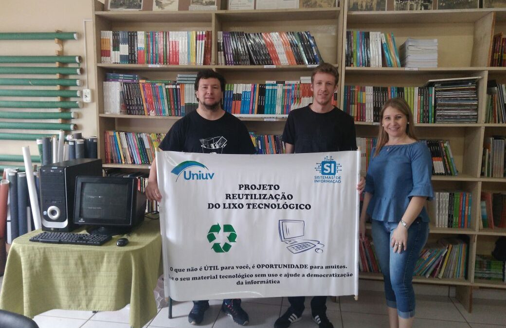 Projeto de extensão Reutilização de lixo tecnológico doa computador para escola de Porto União