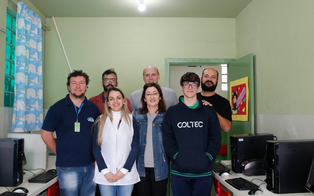 Projeto de extensão entrega laboratório de informática à escola Dille Testi