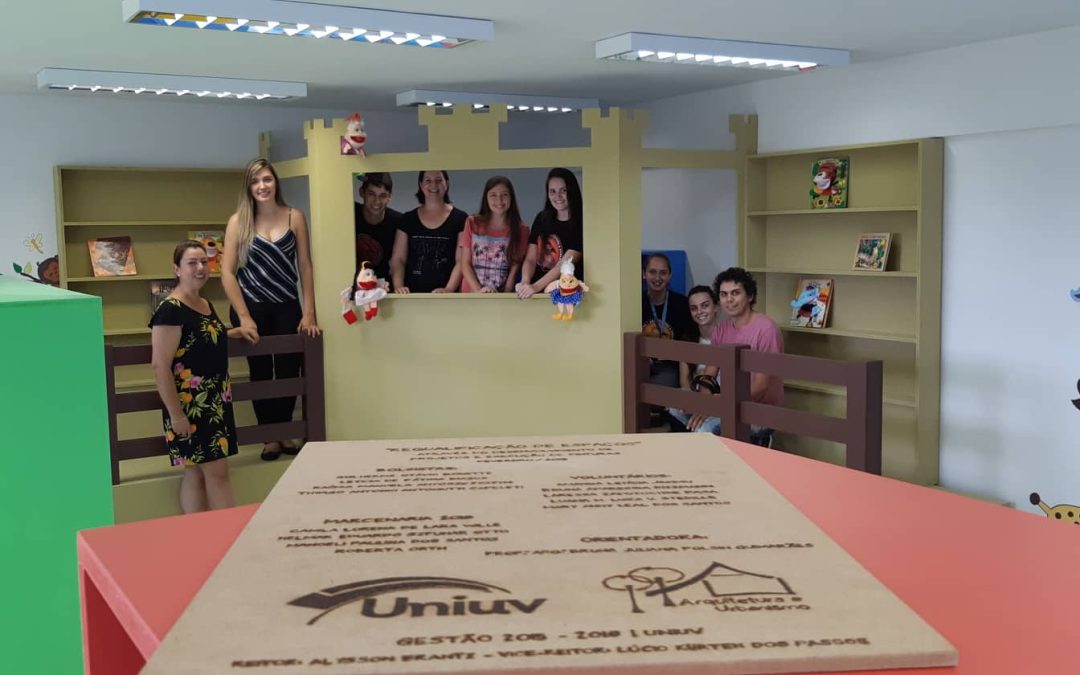 Projeto de extensão reforma biblioteca em escola de Paula Freitas