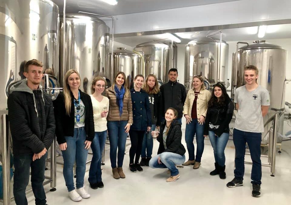 Acadêmicos de Engenharia Ambiental da UNIUV realizam visita técnica em Cervejaria