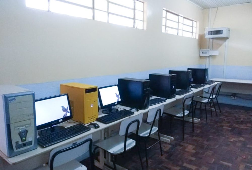 UNIUV entrega 14 computadores restaurados para escolas do município