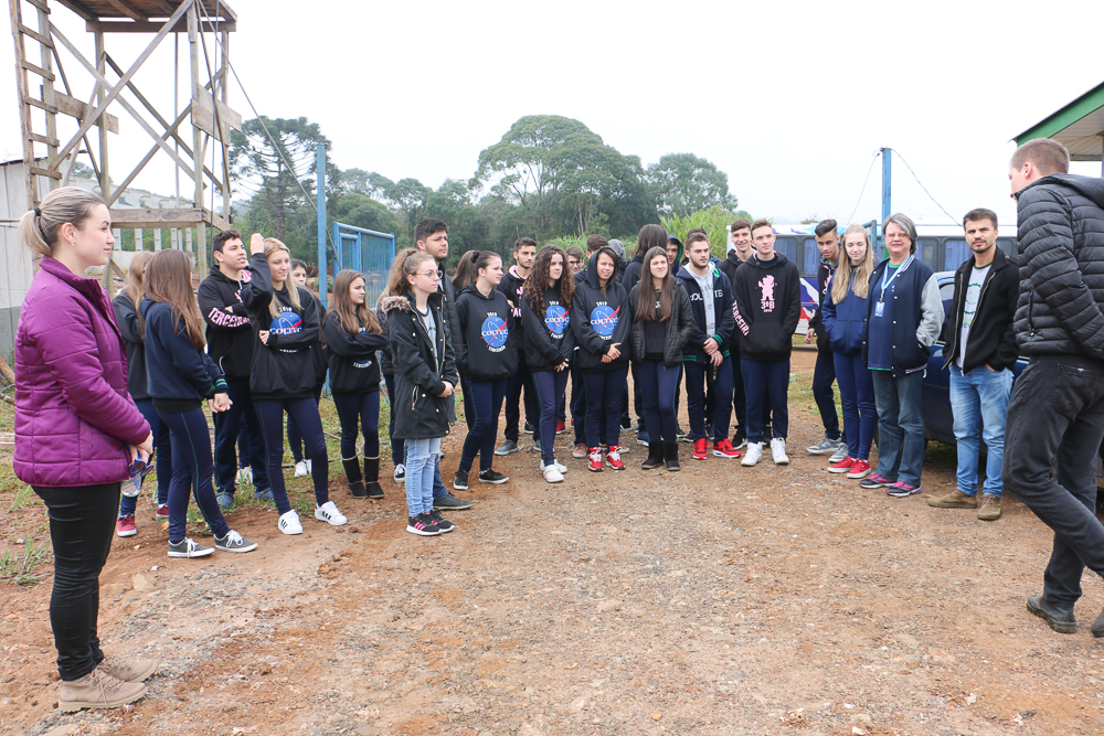 Durante Semana do Meio Ambiente alunos do Coltec visitam o aterro sanitário