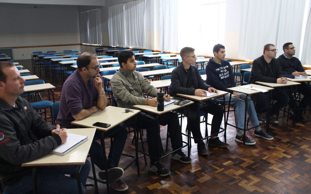 Alunos do Instituto de Filosofia realizam visita técnica na UNIUV