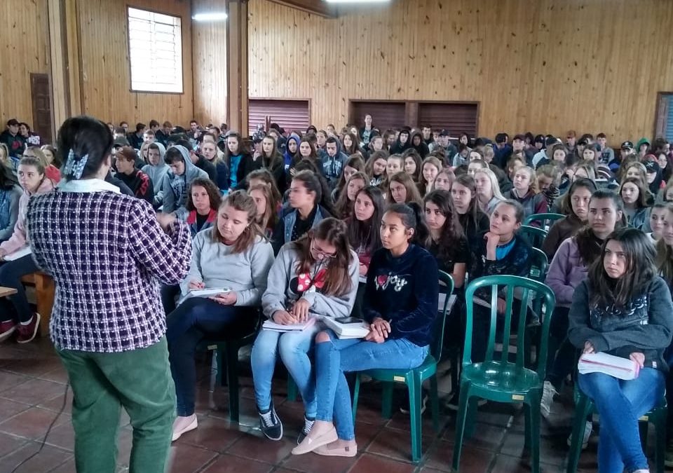 Professores da UNIUV ministram palestra em Cruz Machado