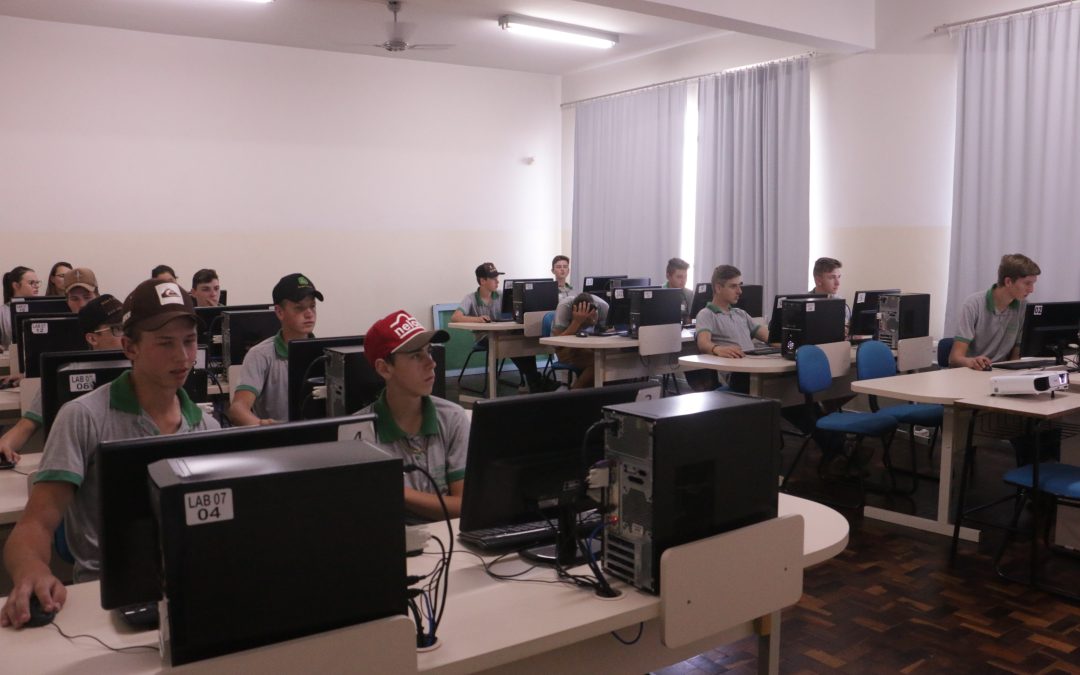 Estudantes de Paulo Frontin participam de oficinas na UNIUV