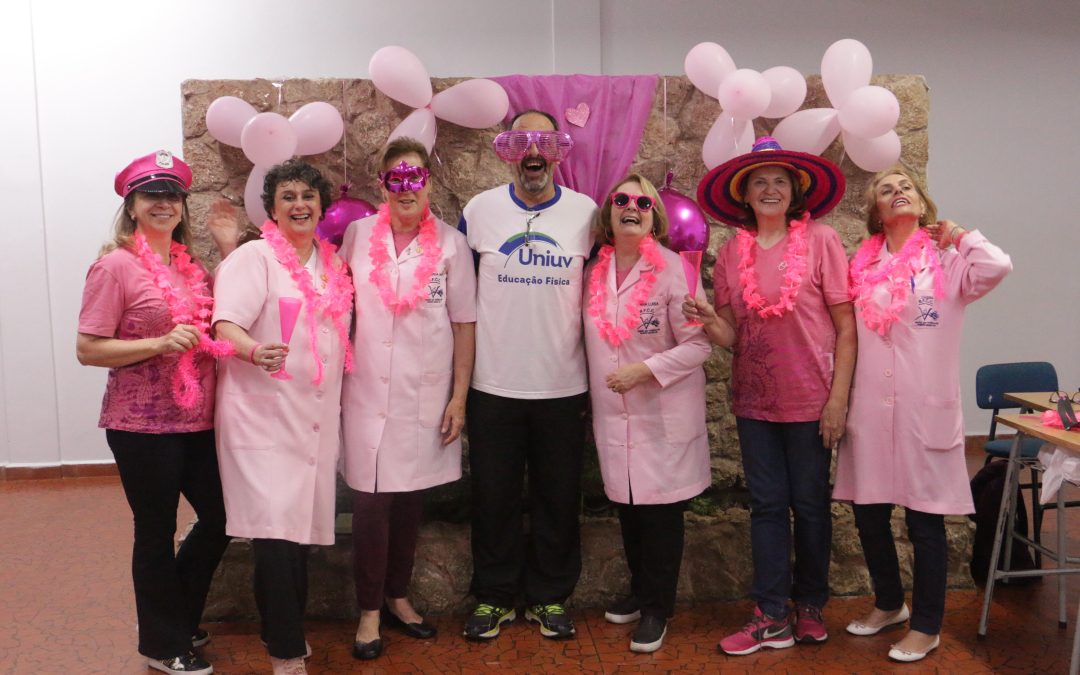 Acadêmicos da UNIUV promovem evento alusivo ao Outubro Rosa