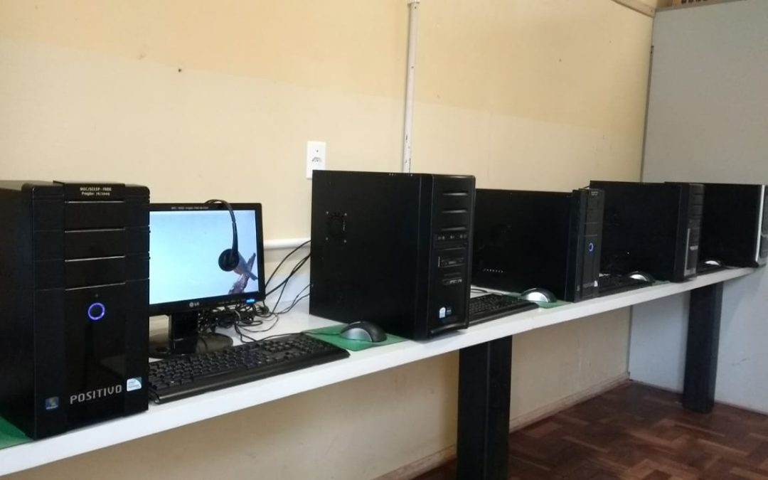 Projetos da UNIUV realizam restauração de laboratório de informática no Rio Vermelho