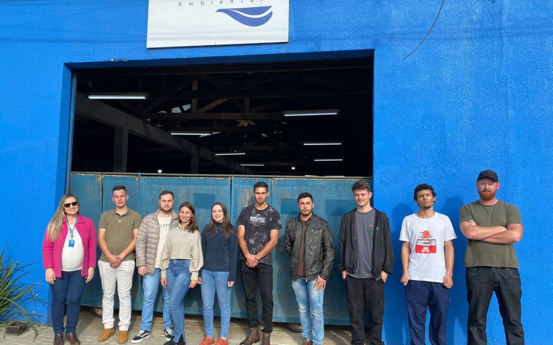 Acadêmicos de Engenharia Ambiental realizam visita técnica em Usina de Triagem de Resíduos Recicláveis