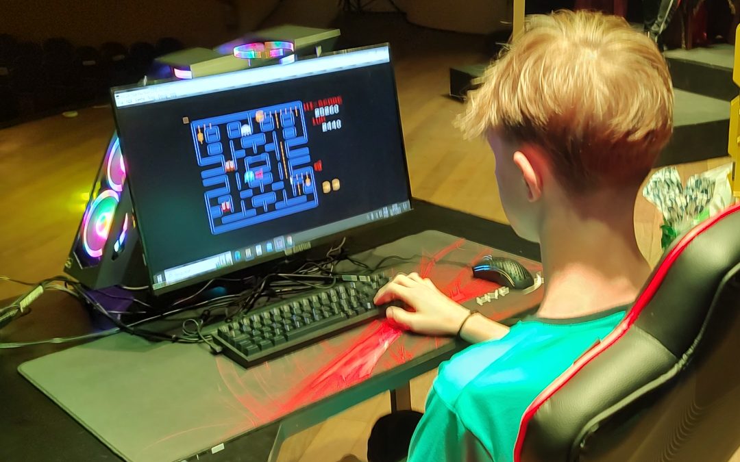 Sucesso Retro: Balduíno Cardoso Domina Competições de PACMAN e GALAGA no Evento Uniuv de Jogos Retrô